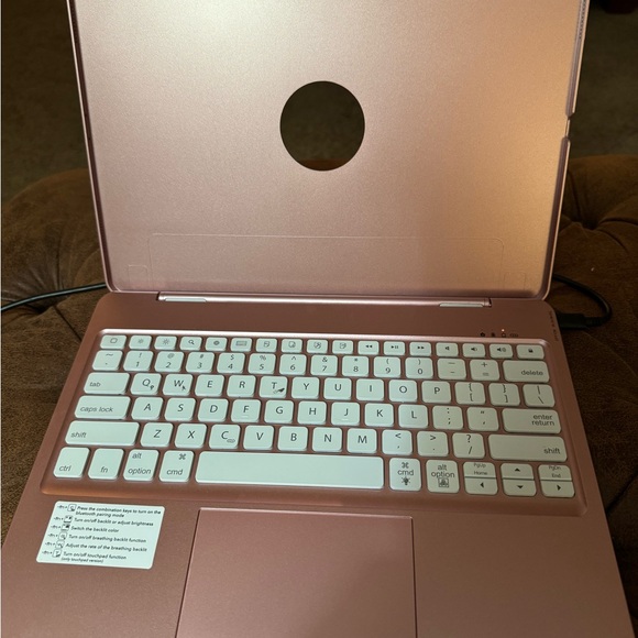 Rose Gold 12.9 iPad Keyboard - Picture 4 of 4